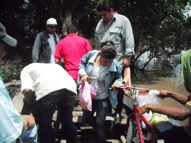Pobladores del Tabacal cruzan el caudaloso rio de Malacatoya